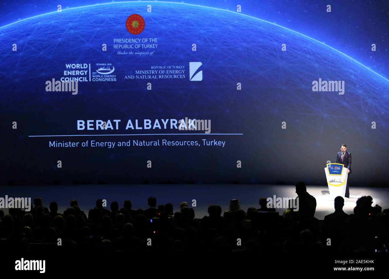 Istanbul, TURQUIE - 10 OCTOBRE : le ministre turc de l'énergie et des ressources naturelles Berat Albayrak a prononcé son discours lors de la cérémonie d'ouverture du 23ème Congrès mondial de l'énergie, le 10 octobre 2016, à Istanbul, en Turquie. Banque D'Images