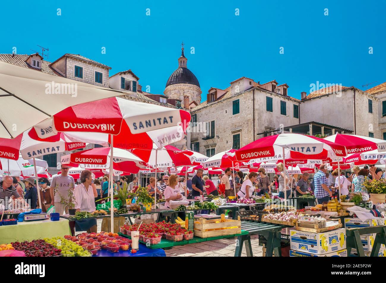 La populaire et pittoresque Marché de producteurs de Dubrovnik dans la vieille ville, doté d'une cale remplie de produits cultivés localement. Banque D'Images