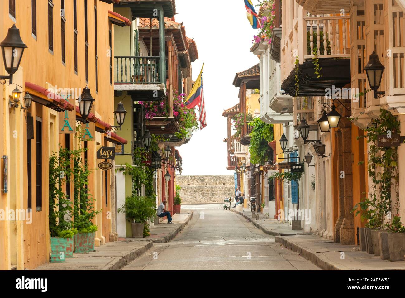 Une rue et édifices de la vieille ville de Cartagena, Colombie. Banque D'Images