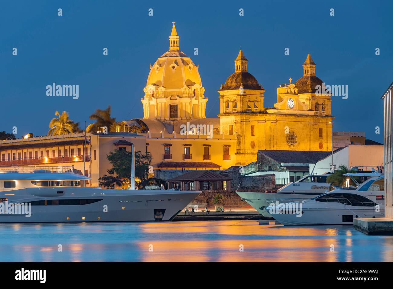 Crépuscule vue de bateaux amarrés aux côtés les bâtiments historiques de la vieille ville fortifiée de Cartagena en Colombie. Banque D'Images