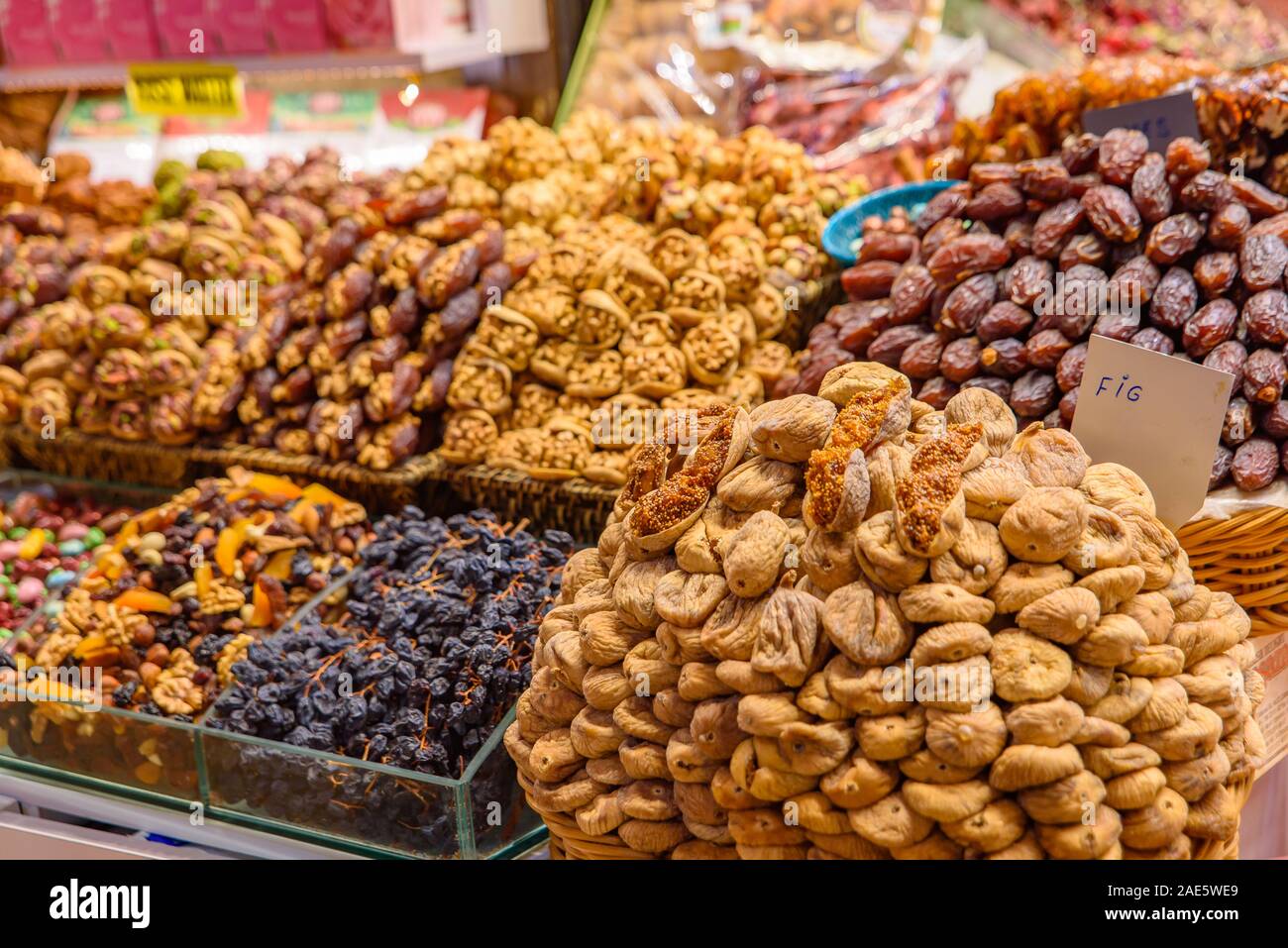 Décrochage vendant des fruits secs dans le bazar aux épices (bazar égyptien), un marché couvert à Istanbul, Turquie Banque D'Images