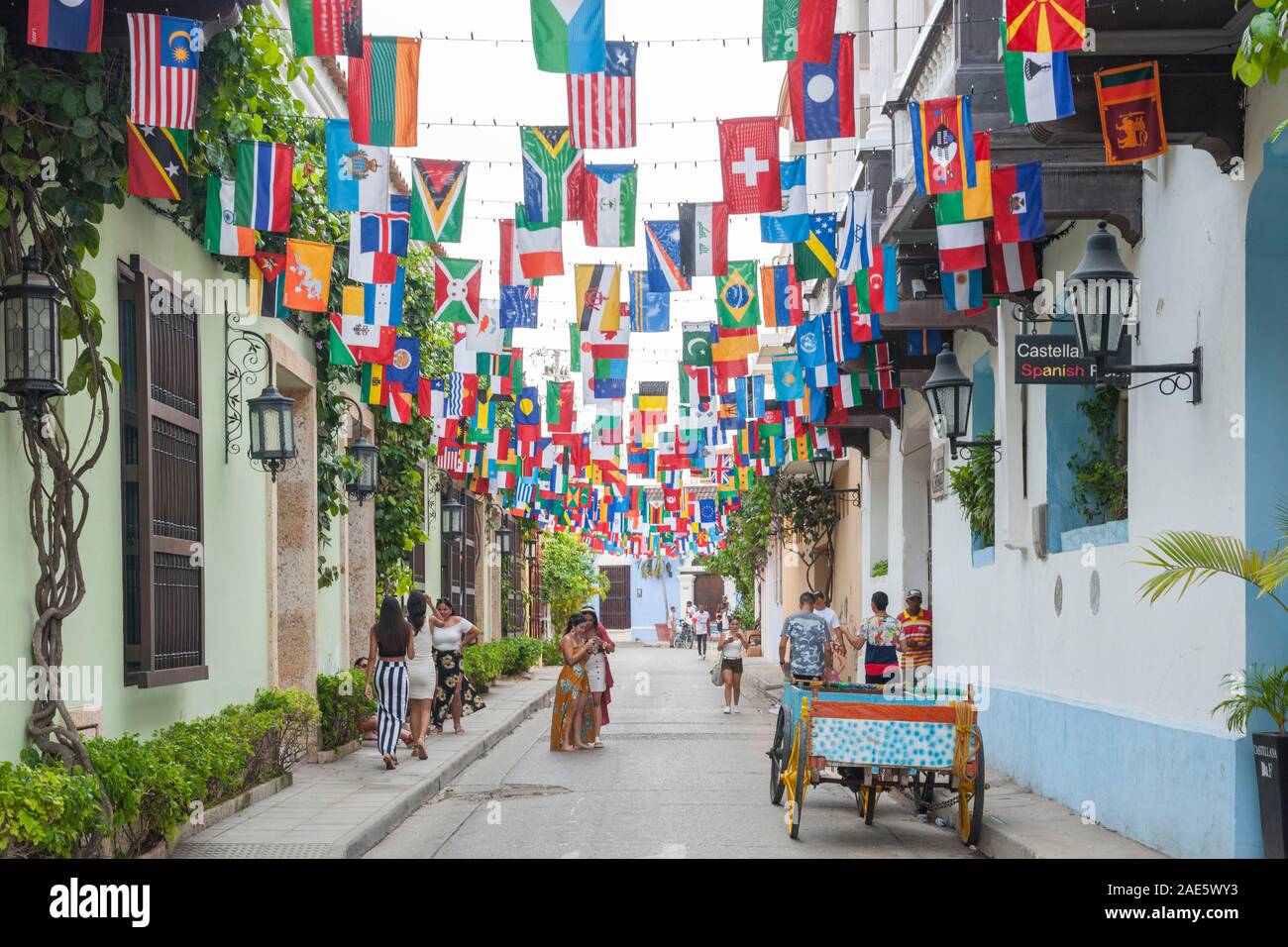 Drapeaux ornant la 29ème rue (calle 29) dans le quartier de Getsemani Cartagena, Colombie. Banque D'Images