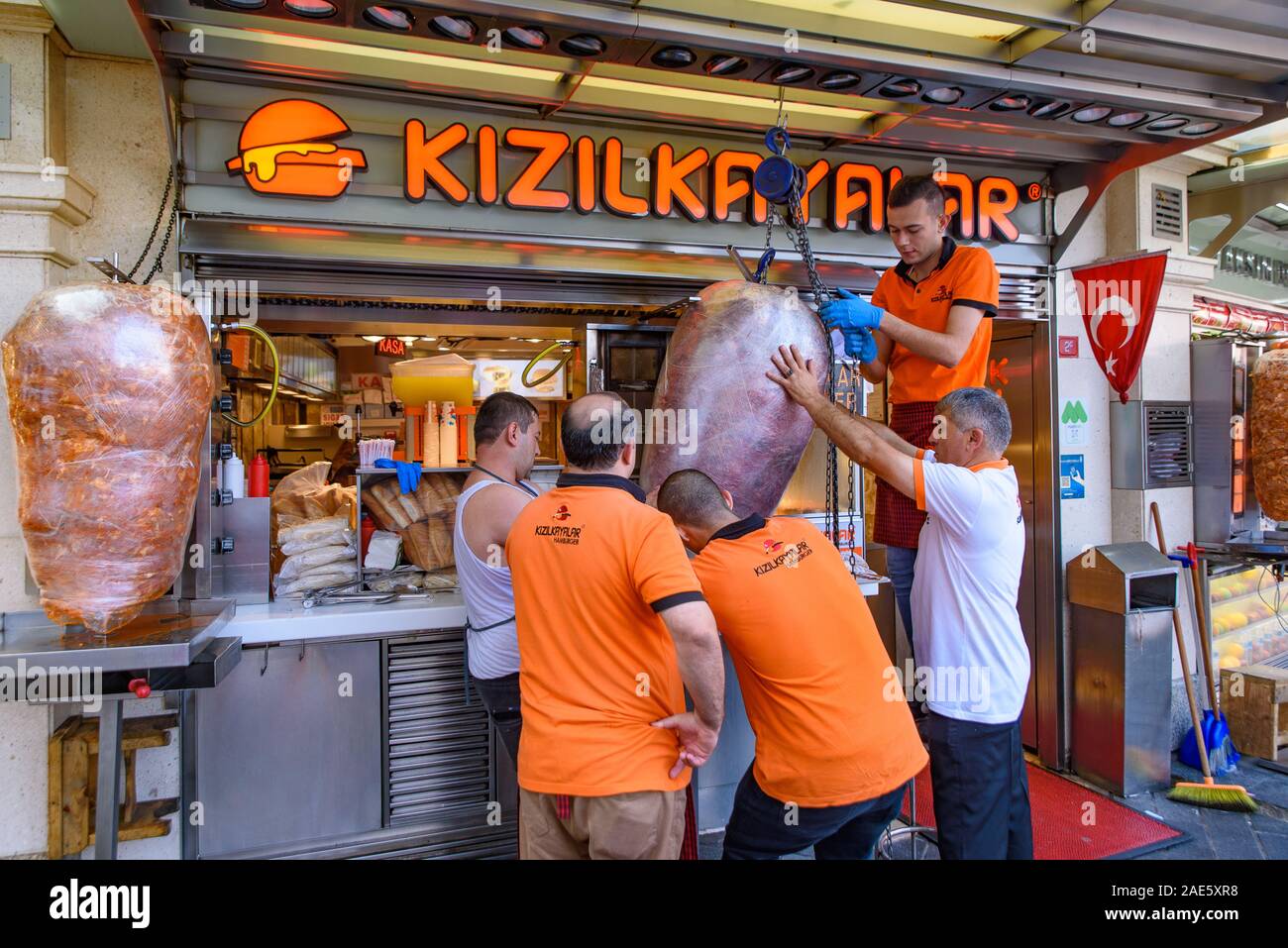 Les gens qui essaient de mettre la viande pour un magasin de Kebab à Istanbul, Turquie Banque D'Images