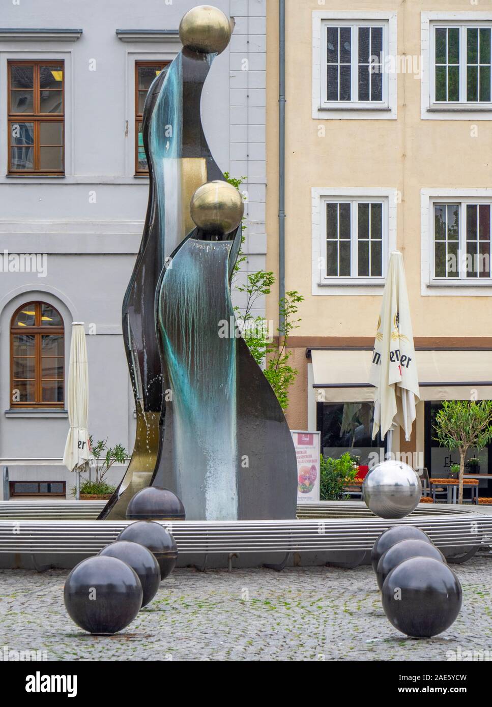 Sculpture moderne en bronze et plastique et fontaine à Markltplatz Dessau Saxe-Anhalt Allemagne. Banque D'Images