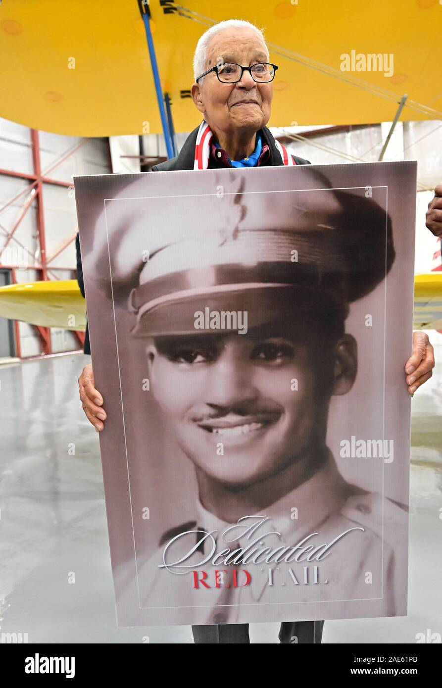 Frederick, États-Unis. 07Th Dec, 2019. Le colonel de l'US Air Force à la retraite Charles, un ancien combattant décoré et Tuskegee Airman de trois guerres, est titulaire d'un portrait de lui-même comme un jeune pilote lors d'un 100e anniversaire de Frederick, Maryland, le vendredi, 6 décembre 2019. McGee's anniversaire est le 7 décembre. Photo de David Tulis/UPI UPI : Crédit/Alamy Live News Banque D'Images