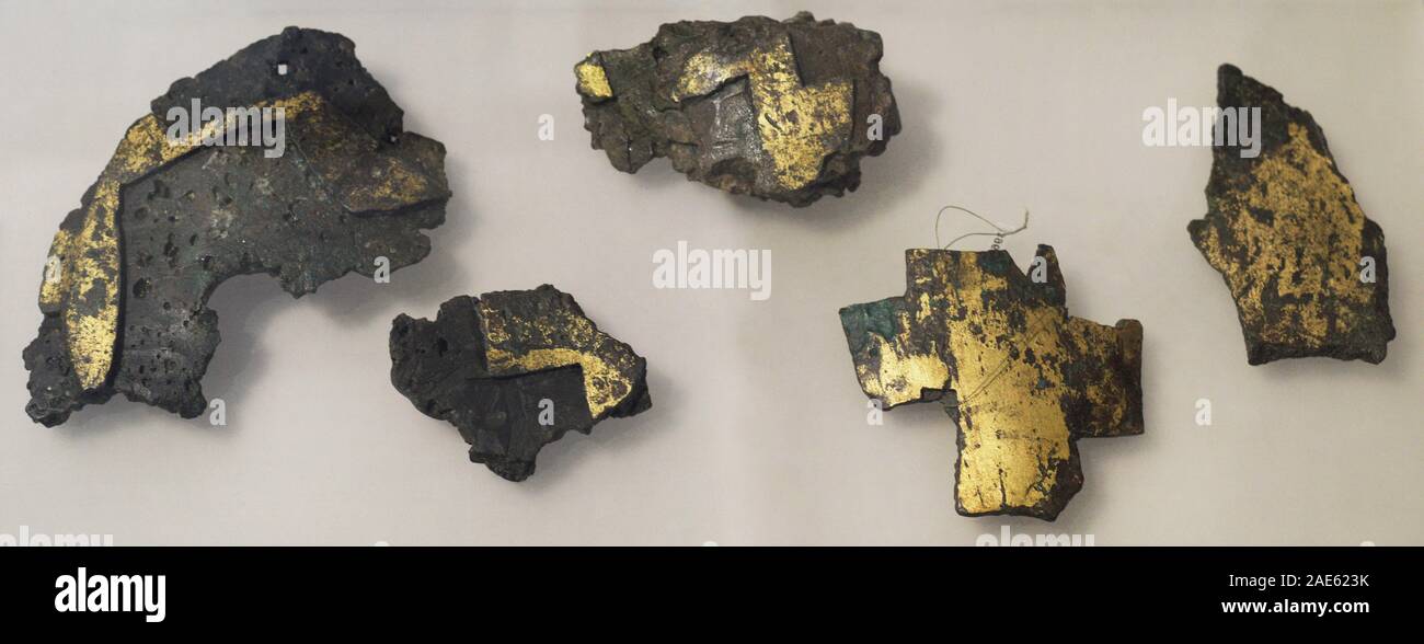 Fragmentos de bronce chapados en oro. Torre de Hércules, La Corogne. Museo Arqueológico e Histórico (Castillo de San Antón). La Coruña. La Galice. España. Banque D'Images