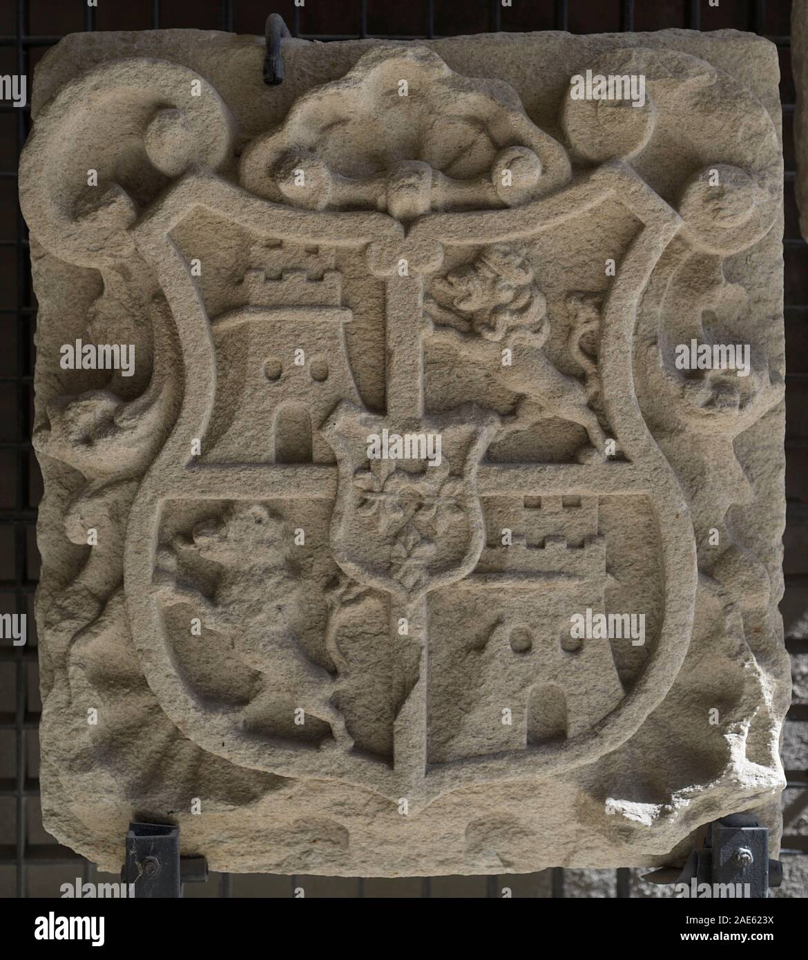 L'Escudo du vrai de España con el emblema de los Borbones. Siglo XVIII. Muralla de La Coruña. Museo Arqueológico e Histórico (Castillo de San Antón). La Coruña. La Galice. España. Banque D'Images