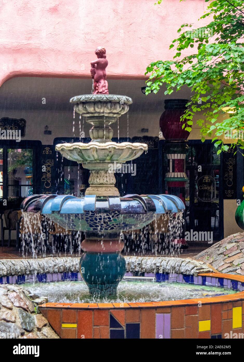 Fontaine en céramique colorée dans une cour de Hundertwasser Green Citadel Altstadt Magdeburg Saxe-Anhalt Allemagne. Banque D'Images