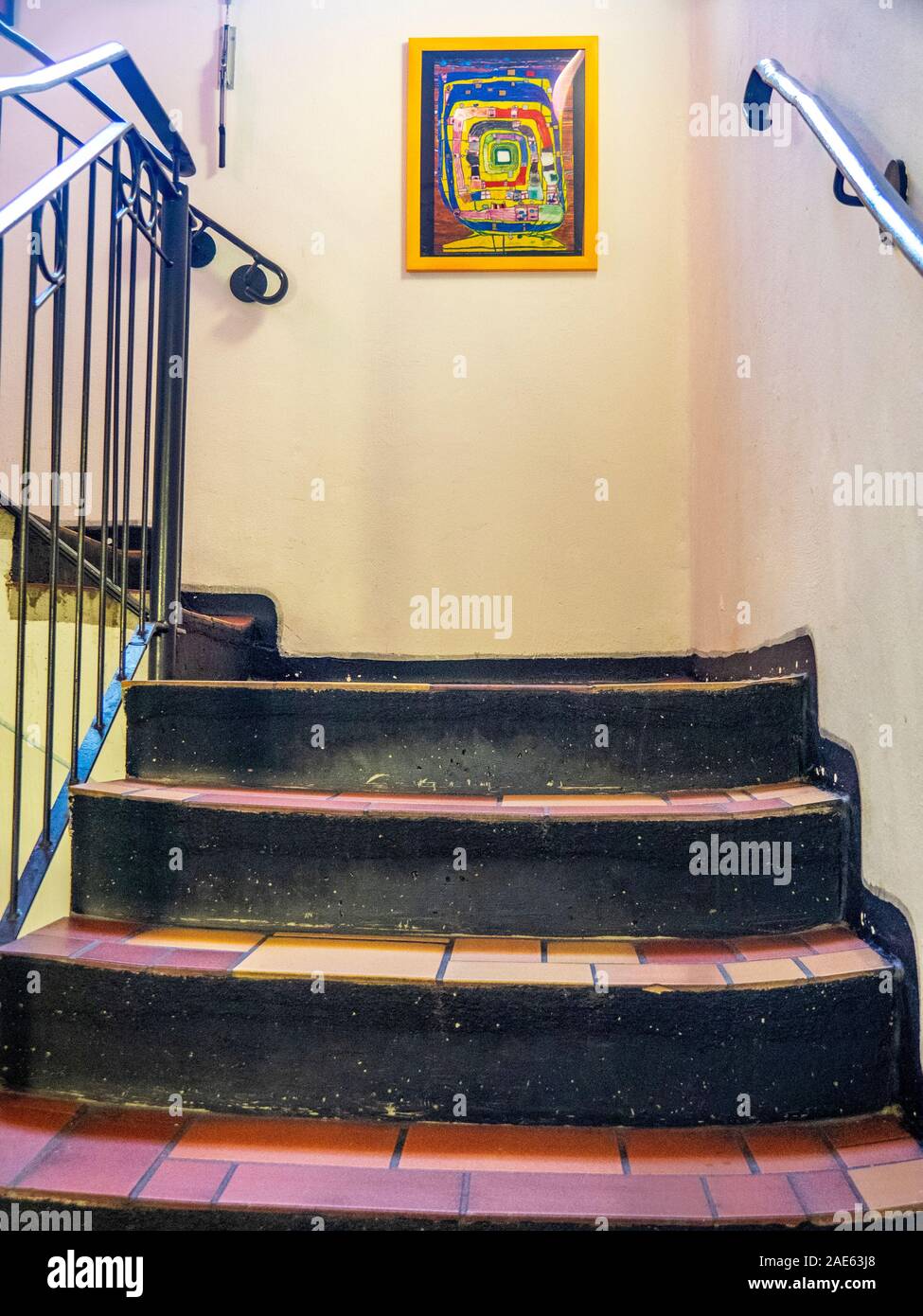 Escalier à l'intérieur de l'Arthotel à Hundertwasser Green Citadel Altstadt Magdeburg Saxe-Anhalt Allemagne. Banque D'Images