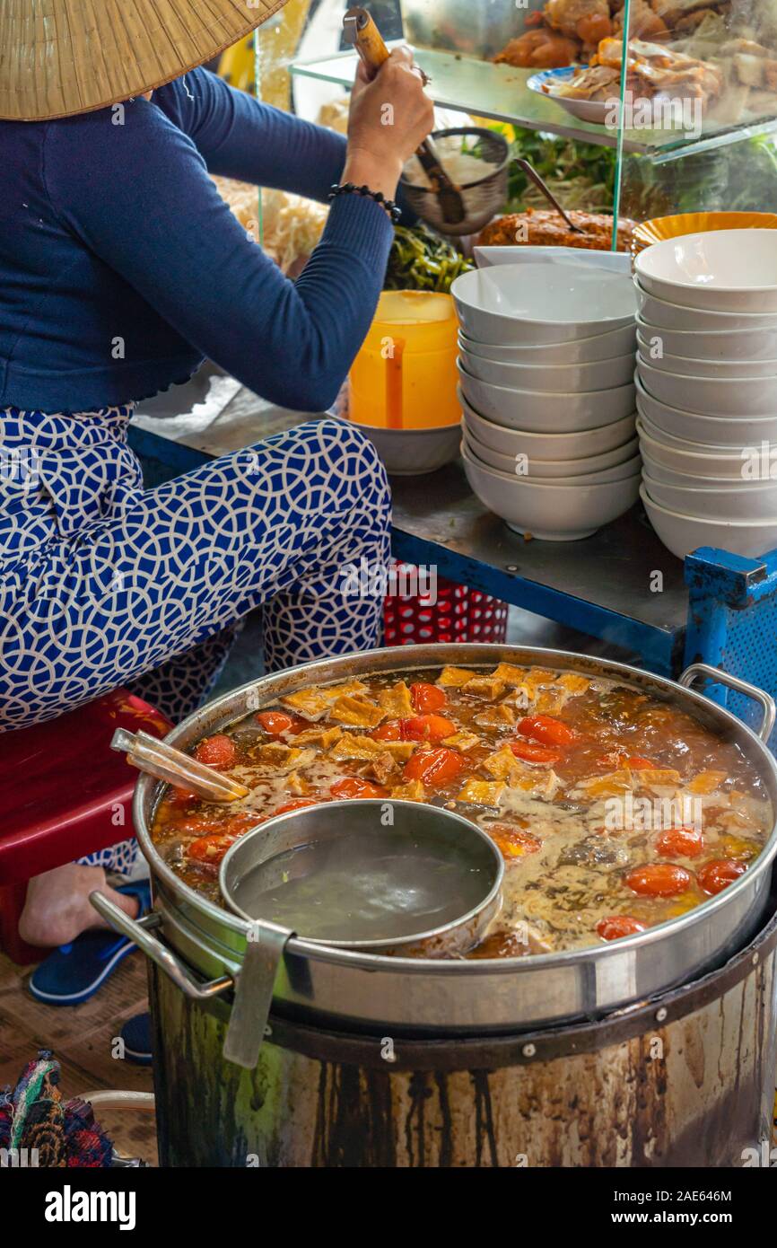 La cuisine femme Bun Rieu, soupe populaire vietnamienne au vendeur Banque D'Images