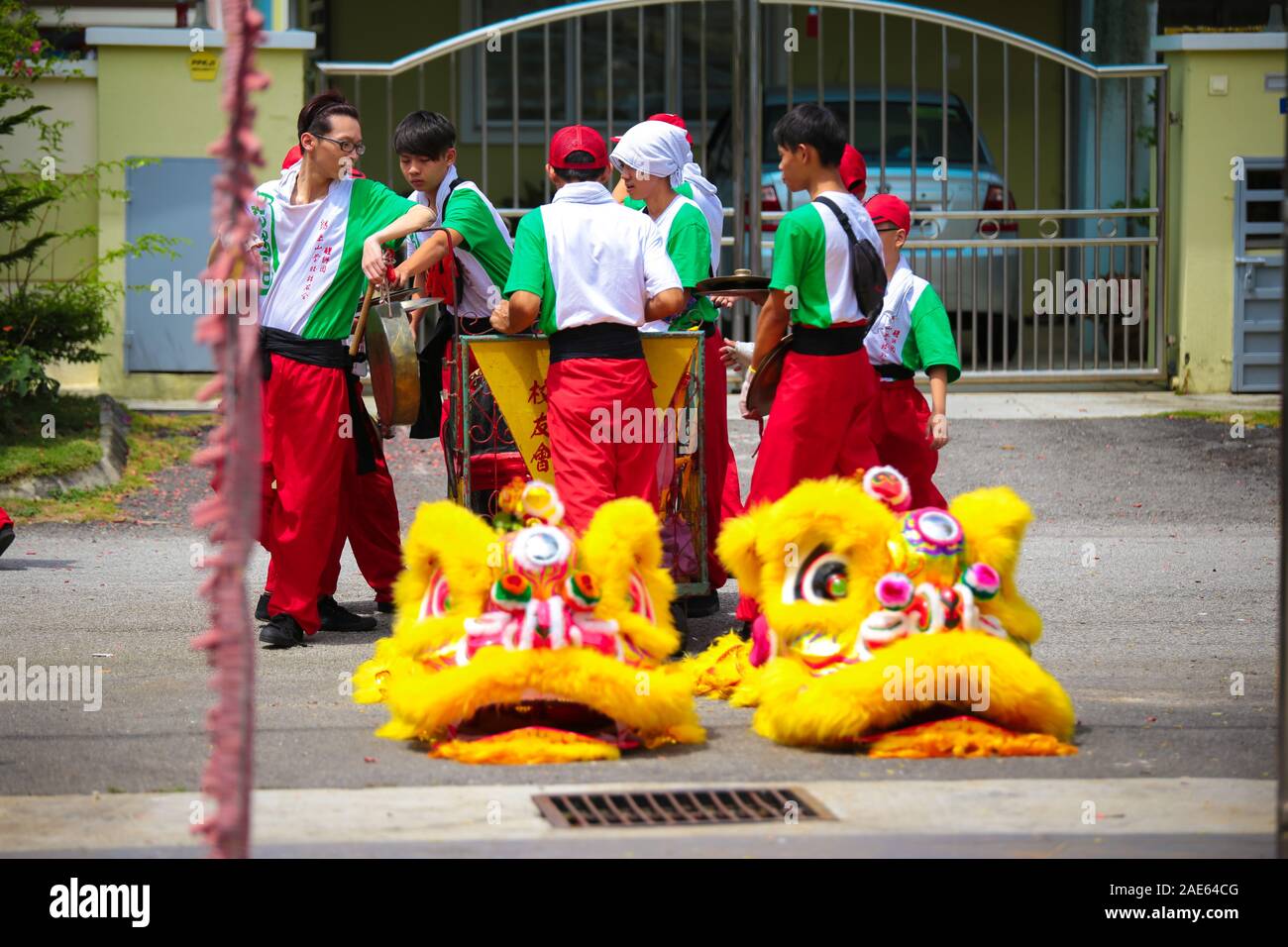 L'équipe de danse du lion faisant la préparation durant le nouvel an chinois chambre visite. Banque D'Images