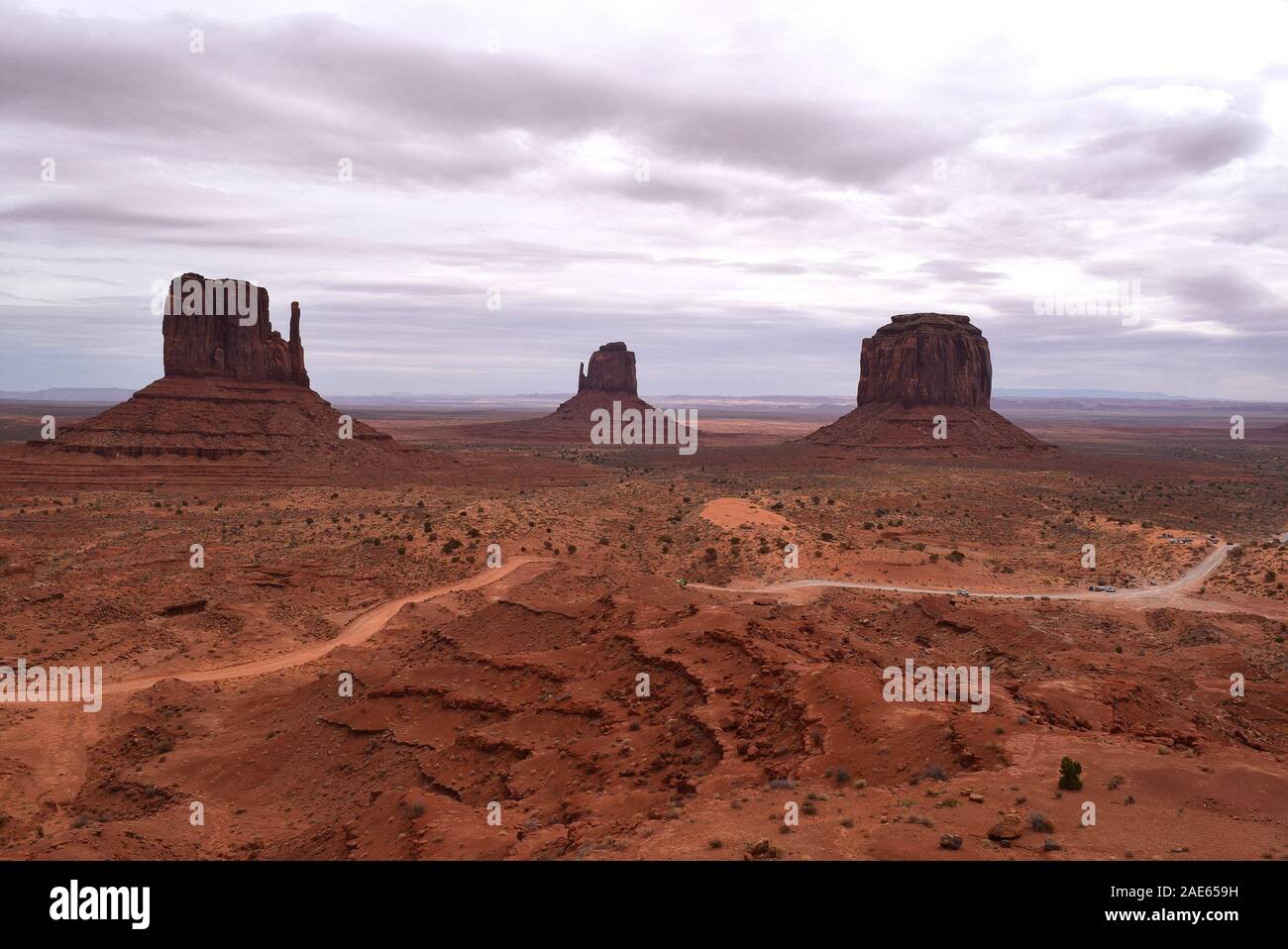 Vue sur Monument Valley montrant la route principale qui prend les aventuriers dans le parc. L'Occident et l'Orient Mitten Buttes sont importants dans l'arrière-plan. Banque D'Images