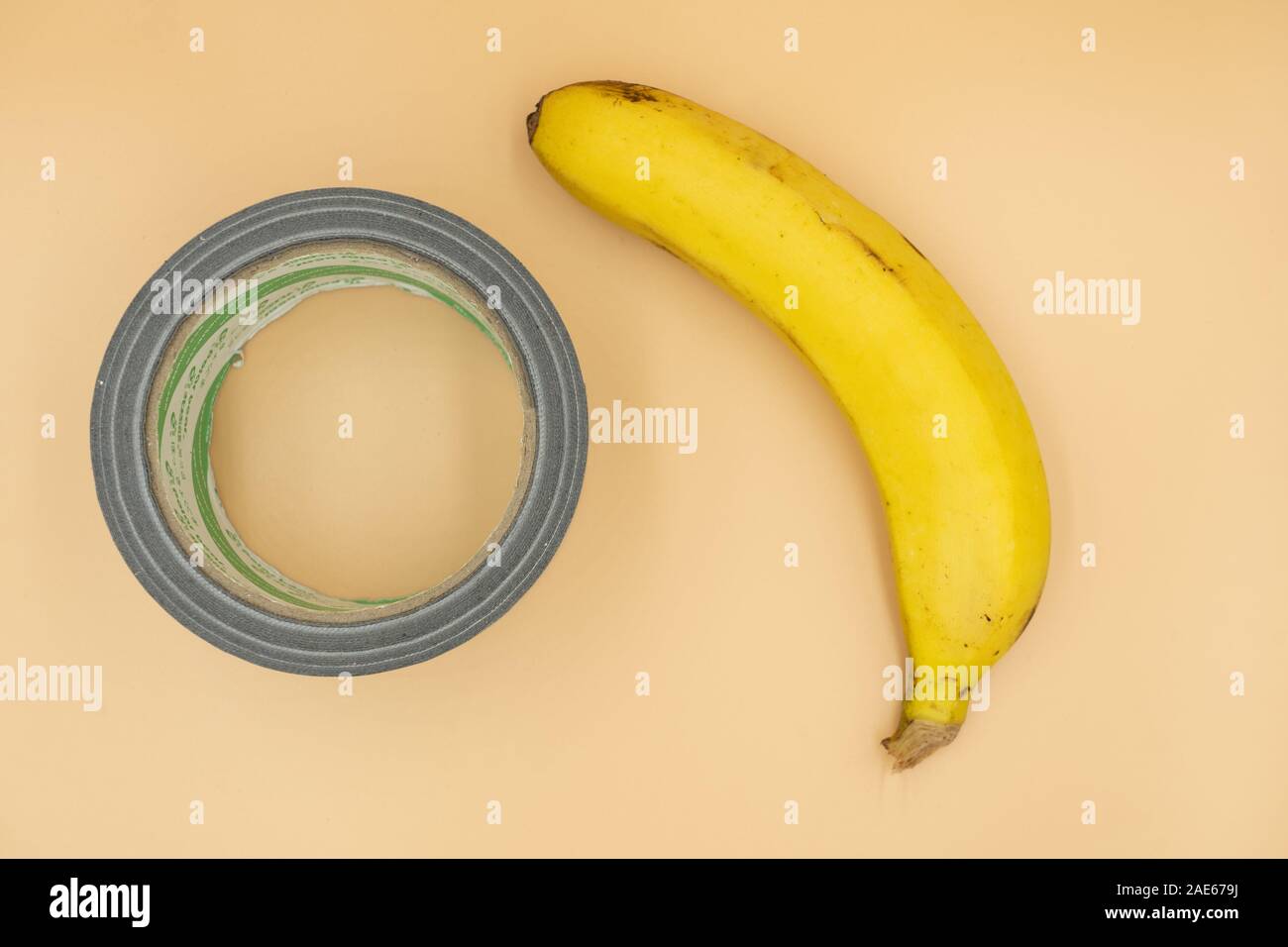 Un facétieux concept de la banane et du ruban adhésif en pièce d'art vendu par l'artiste Maurizio Cattelan pour $120 000 Banque D'Images