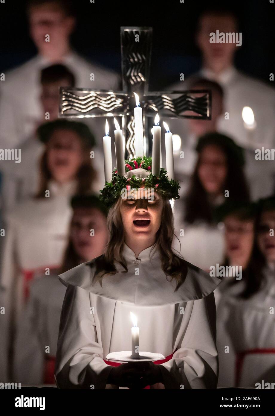 Matilda Bergstrom portant une couronne de bougies symbolisant St Lucy, conduit une procession aux chandelles du choeur nordique au cours de la London Sankta Lucia service à York Minster. Photo date : vendredi 6 décembre 2019. Le service suédois de l'atmosphère est une célébration de Sainte Lucie, une fille sicilien martyrisé pour sa foi chrétienne au quatrième siècle. La couronne symbolise un halo, une écharpe rouge son martyre, et le service célèbre l'occasion de l'entrée de la lumière au cours de l'obscurité de l'hiver. Histoire voir l'ACTIVITÉ DE LA RELIGION publique. Crédit photo doit se lire : Danny Lawson/PA Wire Banque D'Images