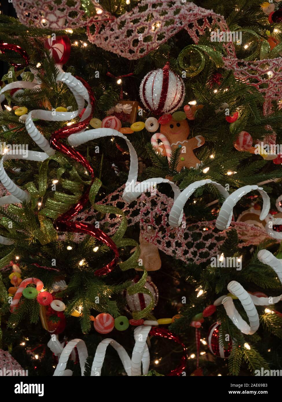 Close up of candy Garland, gingerbread men, grimpé la guirlande, et des ornements sur un arbre de Noël. Banque D'Images