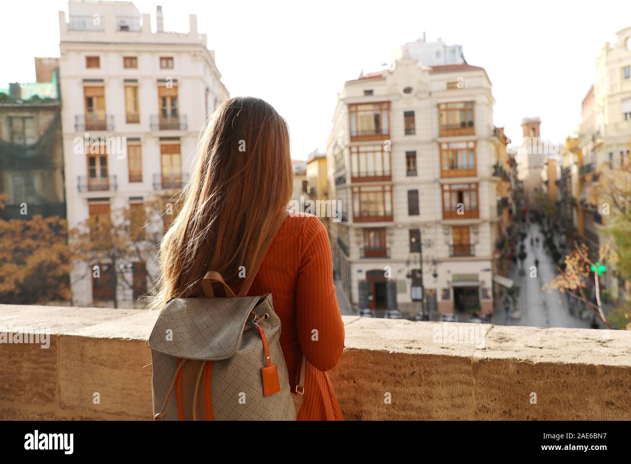 Voyages en Espagne. Vue arrière du jeune voyageur woman paysage urbain de Valence, en Espagne, en Europe. Banque D'Images