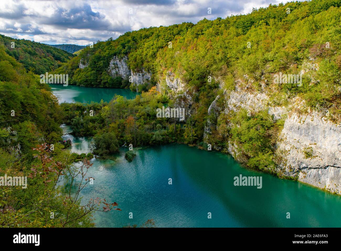 Les lacs inférieurs de canyon du Parc National de Plitvice (lacs de Plitvice), un parc national en Croatie Banque D'Images