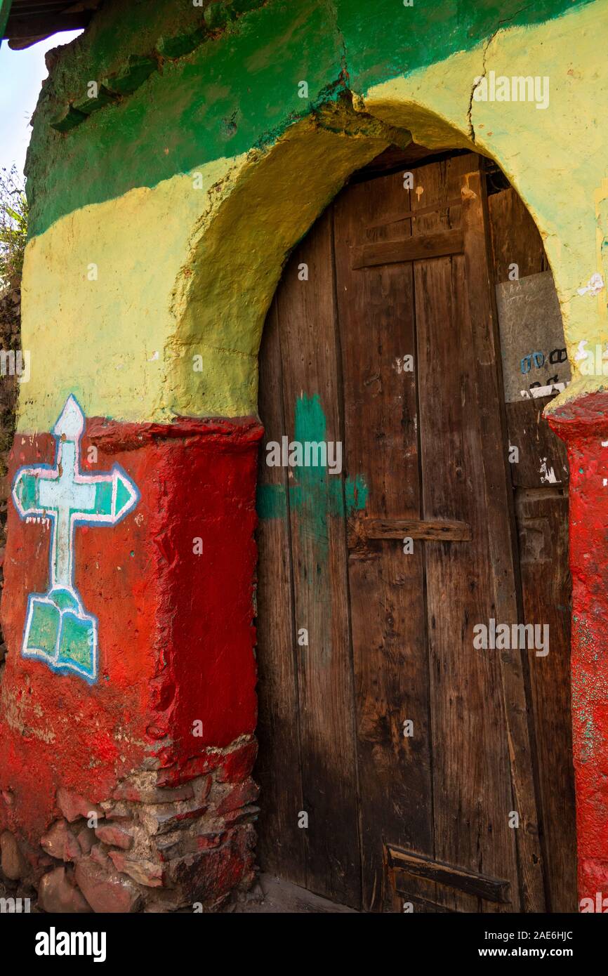 L'Éthiopie, région d'Amhara, Gondar, du centre-ville, vieille porte en bois de l'Église orthodoxe de Haimonot Tekla, peintes de couleurs vives avec gatehouse Banque D'Images