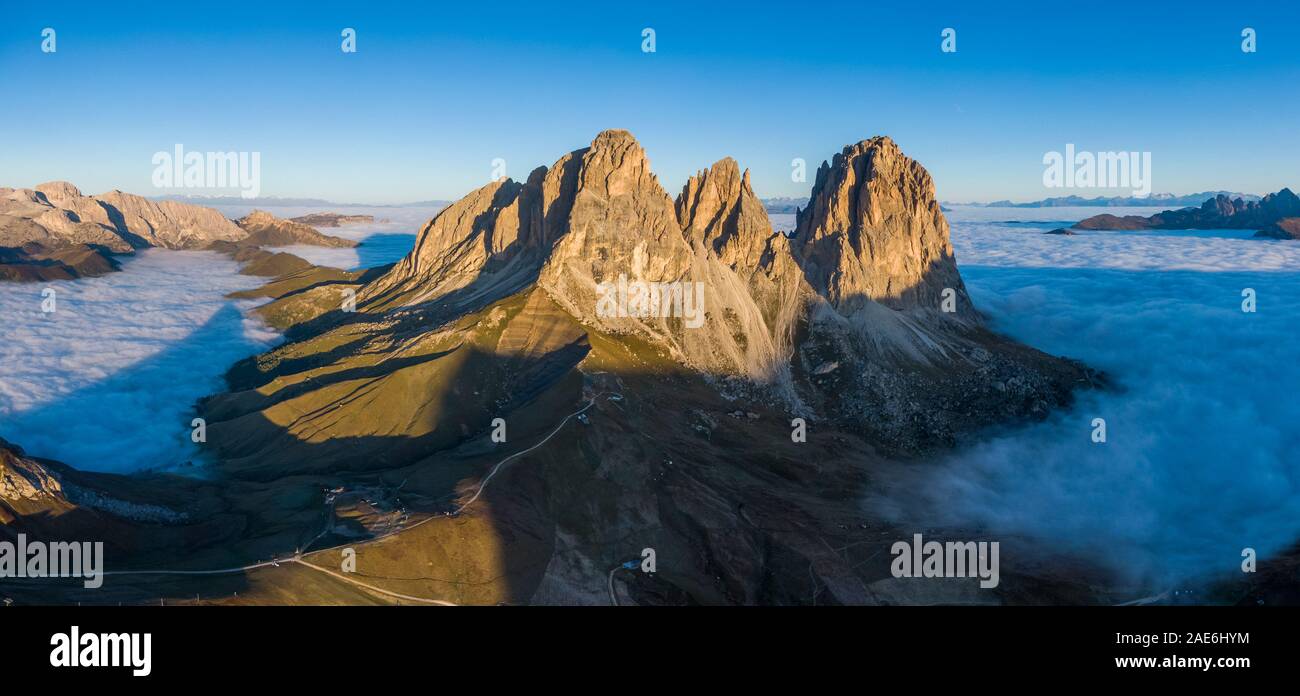 Panorama de l'antenne de la mer de nuages au col de montagne Sella entre les provinces du Trentin et du Tyrol du Sud, Dolomites Banque D'Images