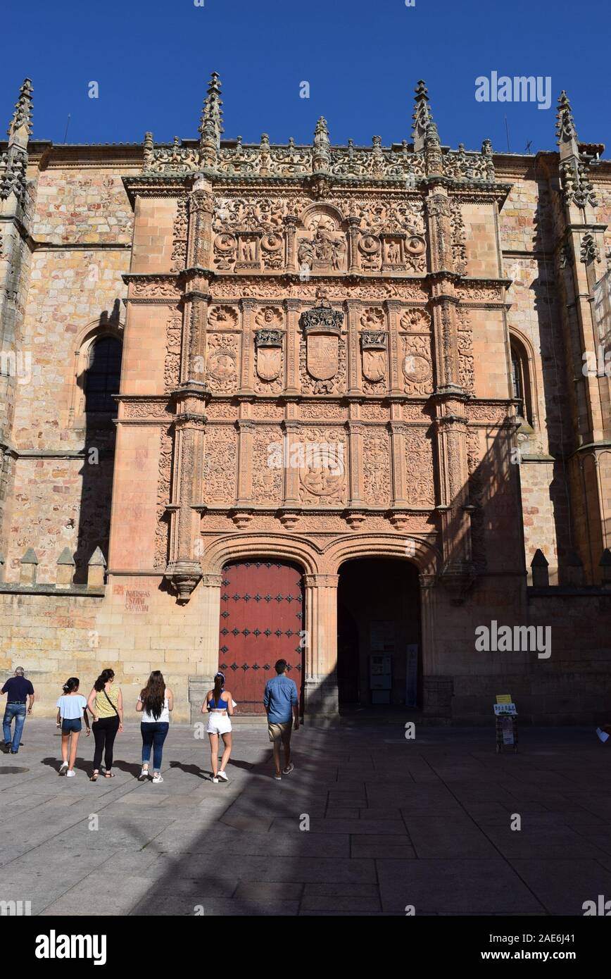 Les élèves qui approchent de la porte d'entrée d'une des plus anciennes universités du monde, l'Université de Salamanque. Banque D'Images