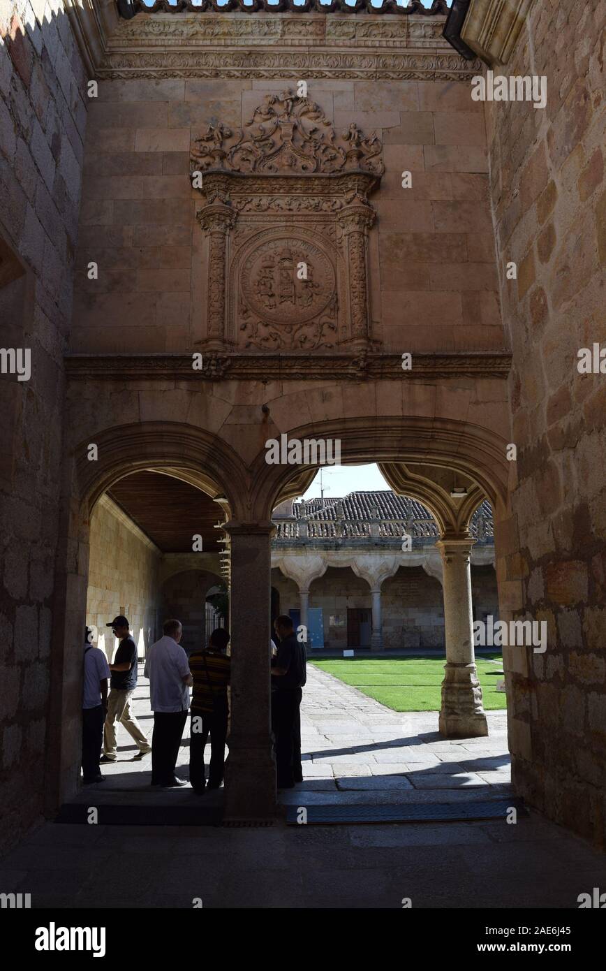 Une arcade qui donne entrée dans une cour à l'Université de Salamanque. Banque D'Images