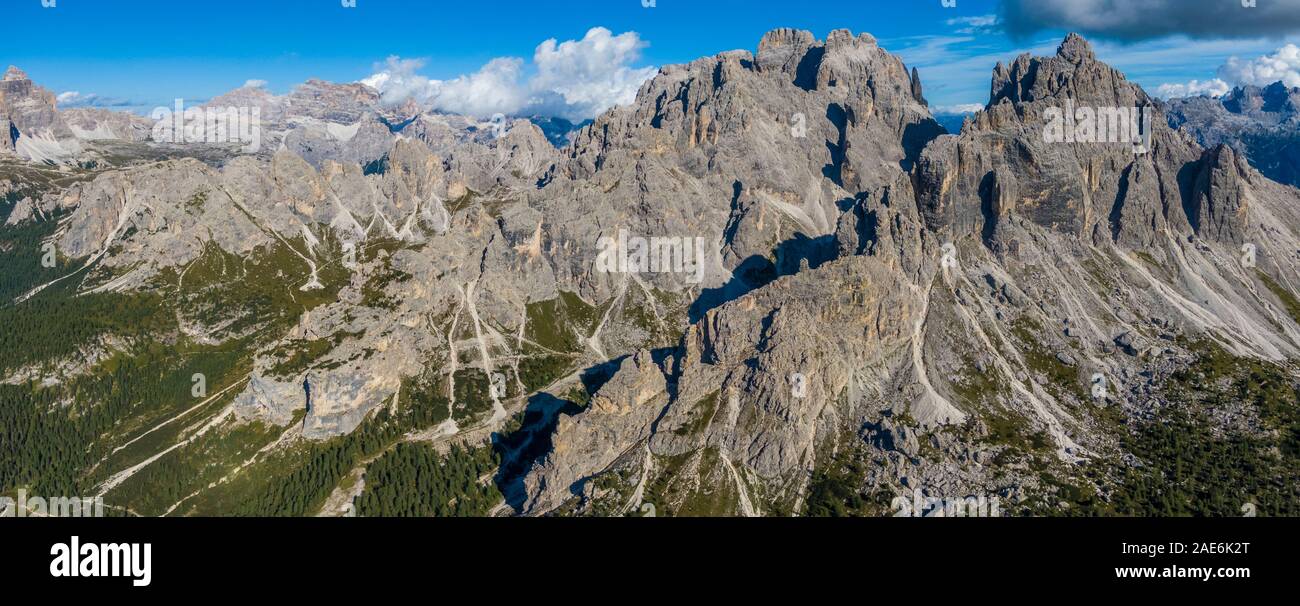 Vue aérienne des montagnes sur le Col de Varda station de montagne en Italie Banque D'Images