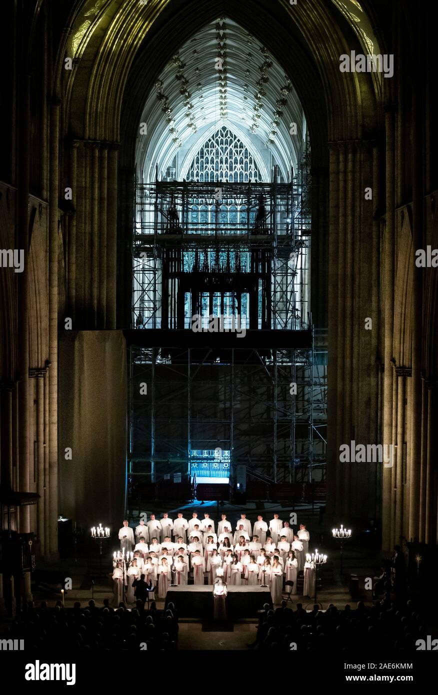 Nom CORRRECTING RETRANSMIS DE CHOIR Matilda Bergstrom portant une couronne de bougies symbolisant St Lucy, conduit une procession aux chandelles du Chœur et Chœur Amis Pictor durant la Sankta Lucia service à York Minster. Photo date : vendredi 6 décembre 2019. Le service suédois de l'atmosphère est une célébration de Sainte Lucie, une fille sicilien martyrisé pour sa foi chrétienne au quatrième siècle. La couronne symbolise un halo, une écharpe rouge son martyre, et le service célèbre l'occasion de l'entrée de la lumière au cours de l'obscurité de l'hiver. Histoire voir l'ACTIVITÉ DE LA RELIGION publique. Crédit photo doit se lire : Danny Lawson/ Banque D'Images