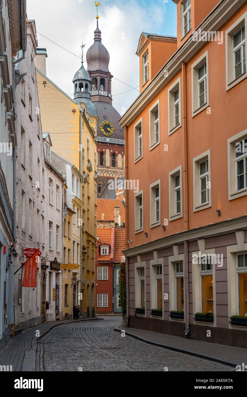 Riga, Lettonie - les rues de la vieille ville historique Banque D'Images