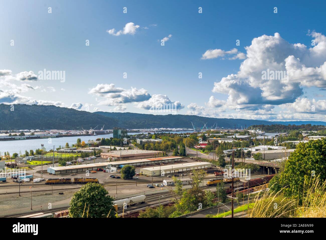 District industriels à Portland en Oregon. Beaux nuages roulant sur Portland Industrail au cours d'une journée ensoleillée. Banque D'Images