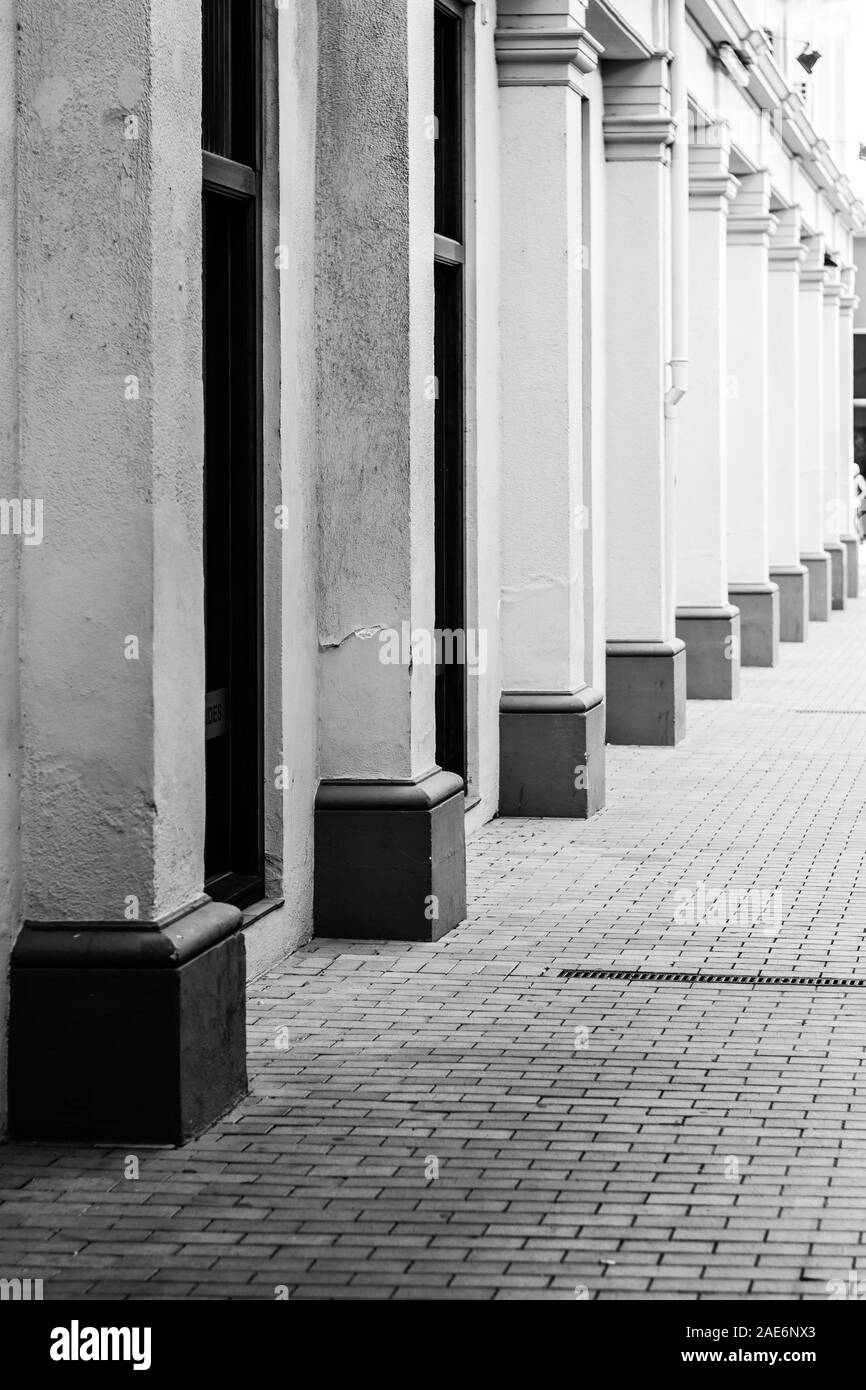 Une architecture moderne avec des colonnes d'une ligne. Banque D'Images