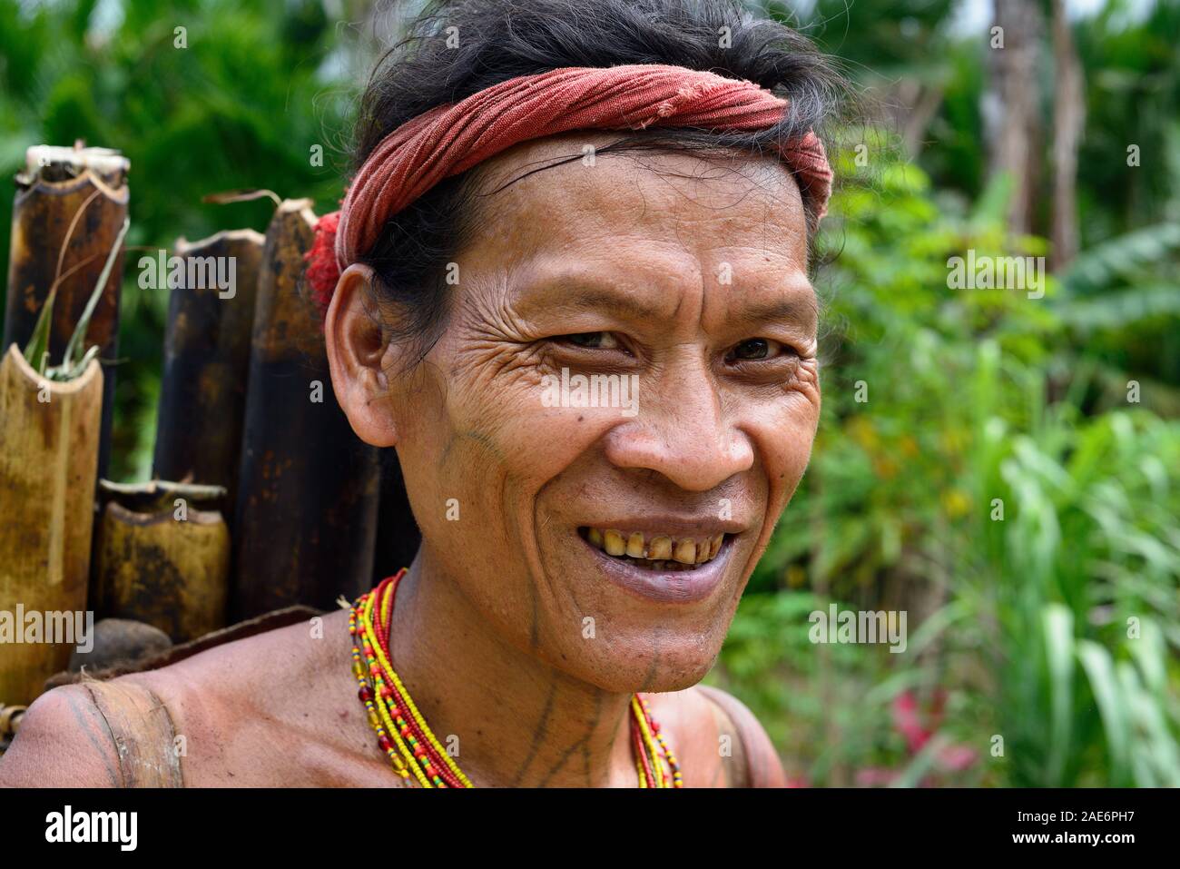 Muara Siberut, îles Mentawai, Indonésie, 5 NOVEMBRE 2019 : les hommes avec des tatouages tribaux traditionnels de retour de la jungle. Il est porteur Banque D'Images