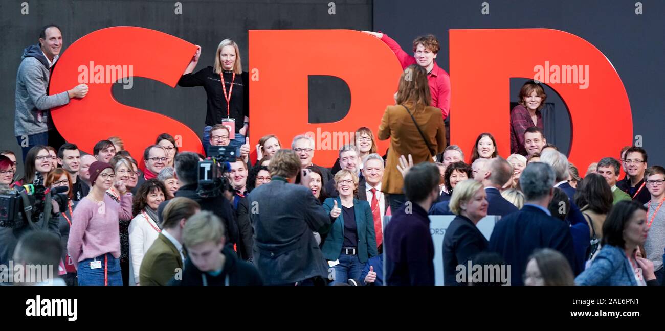 Berlin, Allemagne. 07Th Dec, 2019. Les délégués sont debout à la DSF logo au début de la deuxième journée de la conférence du parti fédéral du SPD. Le deuxième jour du congrès du parti, les sociaux-démocrates voulaient se concentrer sur la politique sociale. Photo : afp/Alamy Live News Banque D'Images