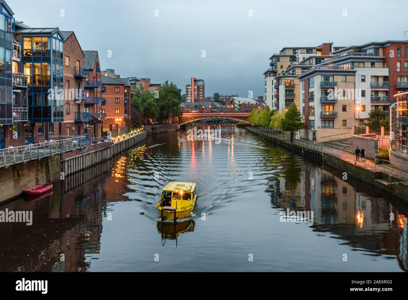 La rivière Aire au centre de Leeds, West Yorkshire, England, UK, avec les immeubles de chaque côté, certains convertis ware Banque D'Images