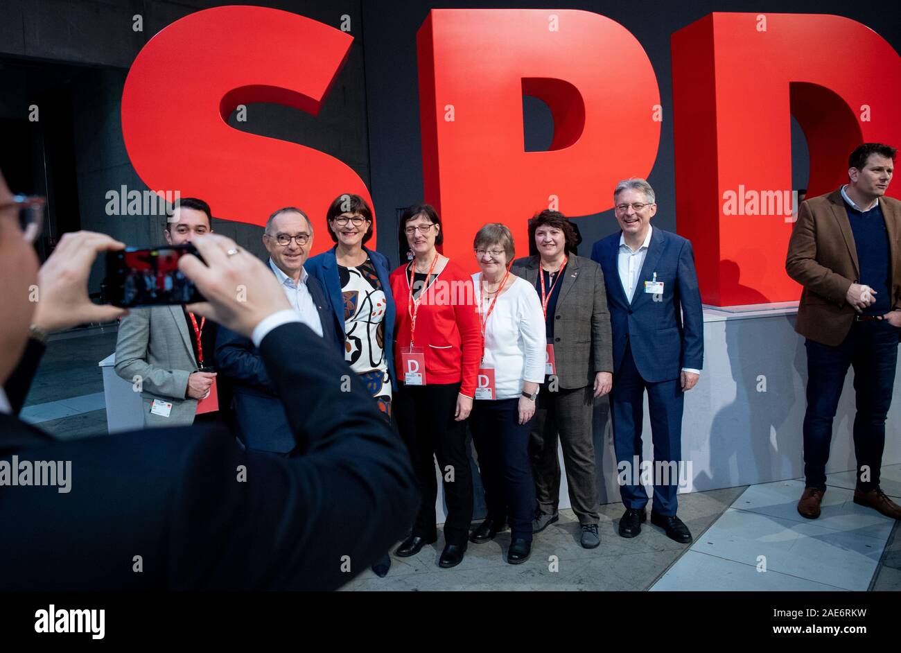 Berlin, Allemagne. 07Th Dec, 2019. Norbert Walter-Borjans (2e de gauche), Président fédéral du SPD, et Saskia Esken (3e de gauche), Président fédéral du SPD, stand pour une photo avec les délégués à l'avant du SPD logo. Le deuxième jour du congrès du parti, les sociaux-démocrates veulent se concentrer sur la politique sociale. Photo : afp/Alamy Live News Banque D'Images