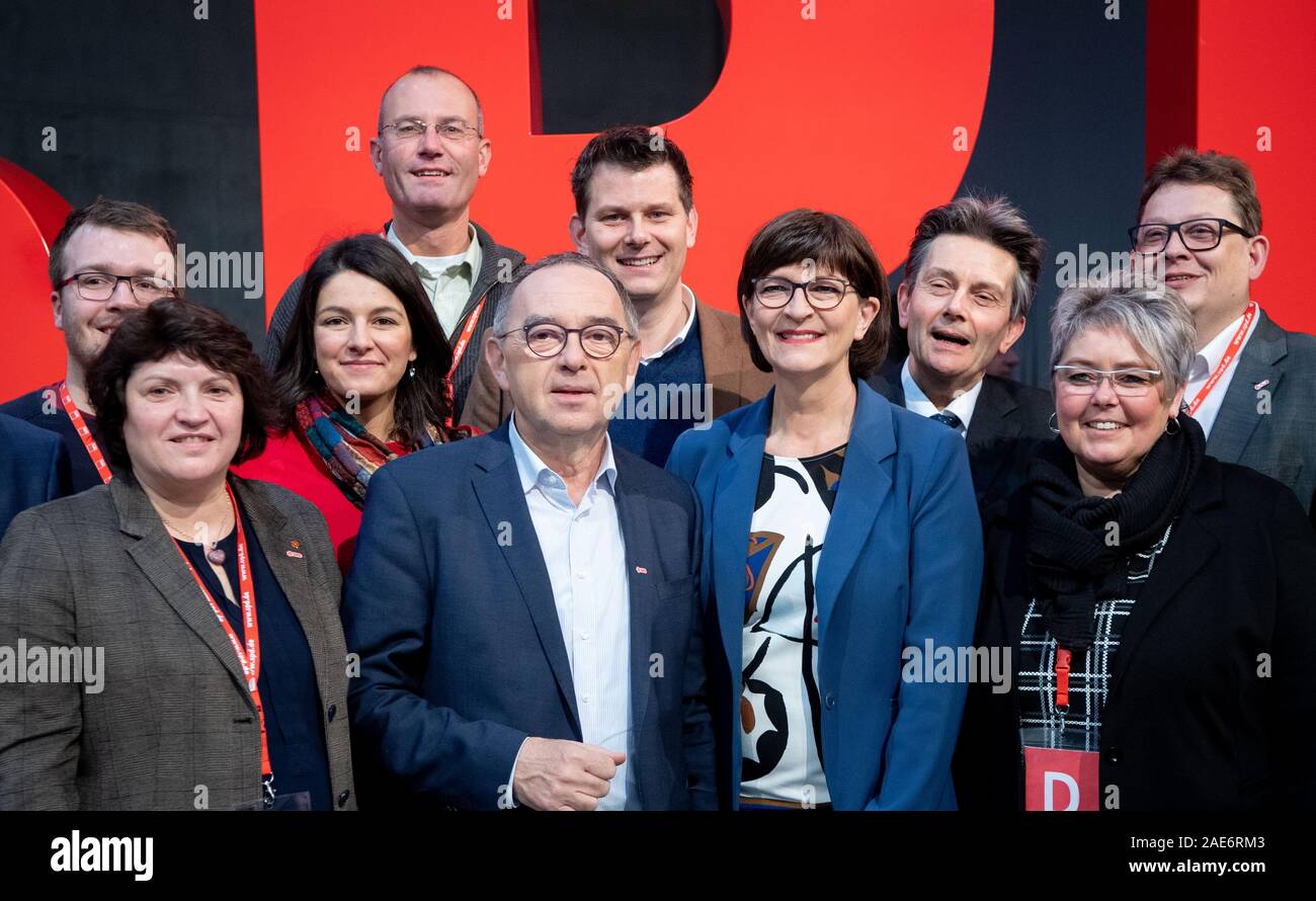 Berlin, Allemagne. 07Th Dec, 2019. Norbert Walter-Borjans (5e de gauche), Président fédéral du SPD, et Saskia Esken (4e à droite), Président fédéral du SPD, stand pour une photo avec les délégués à l'avant du SPD logo. Le deuxième jour du congrès du parti, les sociaux-démocrates veulent se concentrer sur la politique sociale. Photo : afp/Alamy Live News Banque D'Images