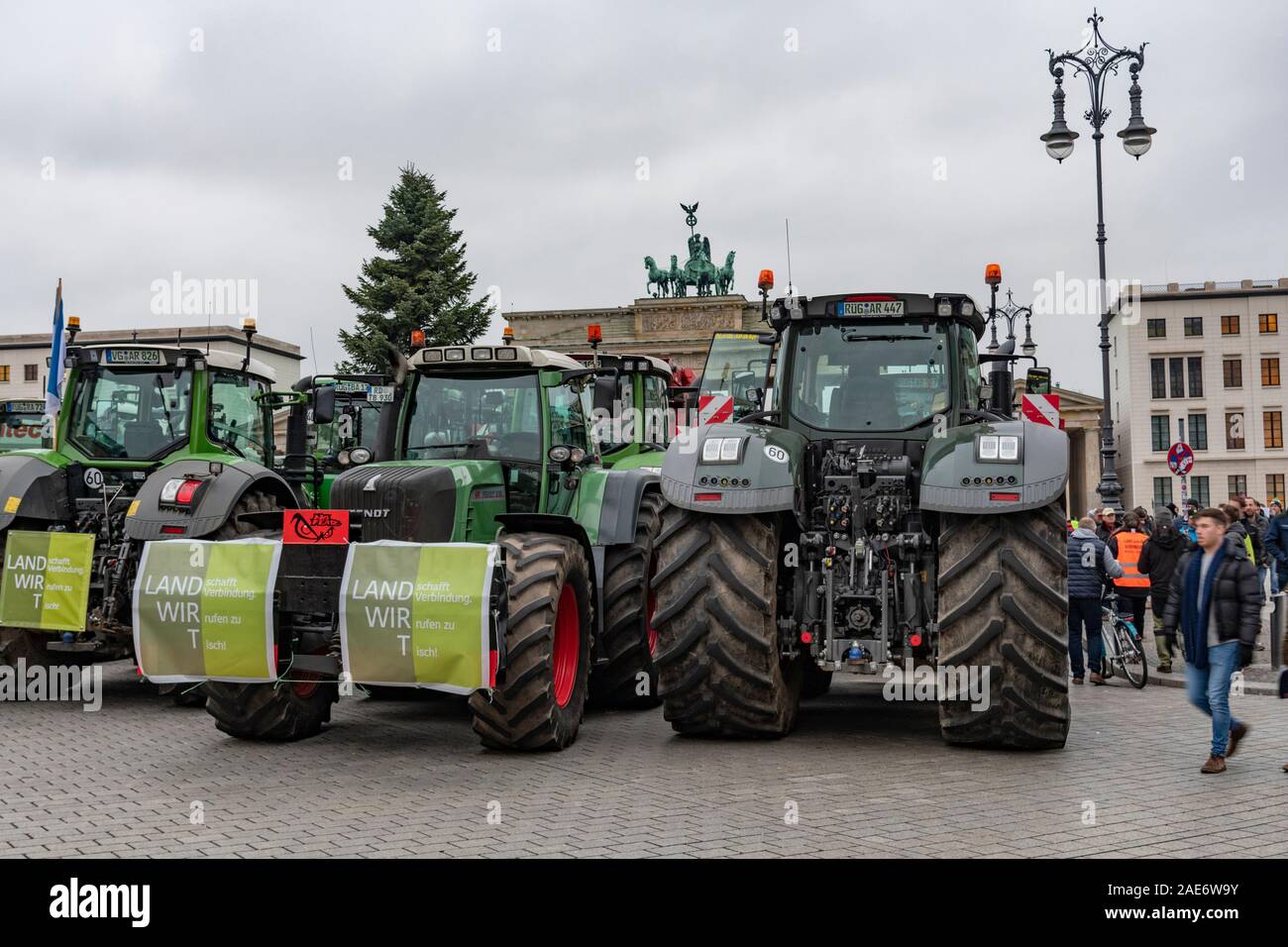 L'Allemagne, Porte de Brandebourg, Berlin. 26/11/2019 : on estime à 40 000 les agriculteurs allemands réunis à Brandenburg Tor dans le centre de Berlin pour protester contre la nouvelle politique agricole des gouvernements de la protection combinée à la baisse des prix sont au prix de leurs entreprises. Banque D'Images