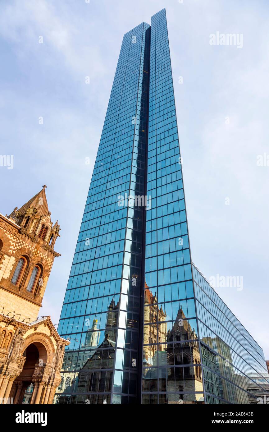 Bostonian : la John Hancock Tower reflétant l'église Trinity de Copley Square, le quartier de Back Bay, Boston, Massachusetts, New England, USA Banque D'Images