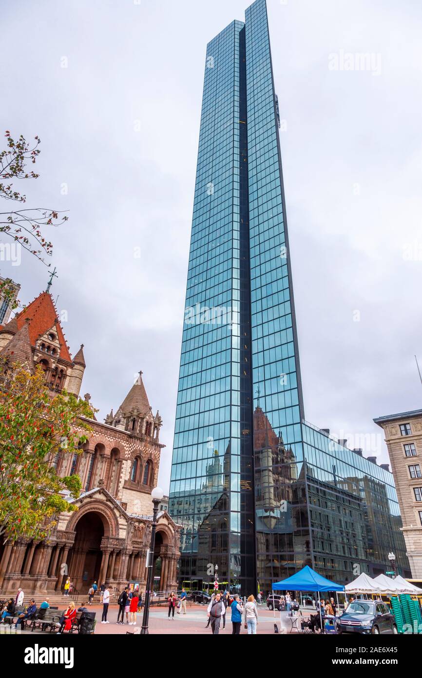 Bostonian : la John Hancock Tower reflétant l'église Trinity de Copley Square, le quartier de Back Bay, Boston, Massachusetts, New England, USA Banque D'Images