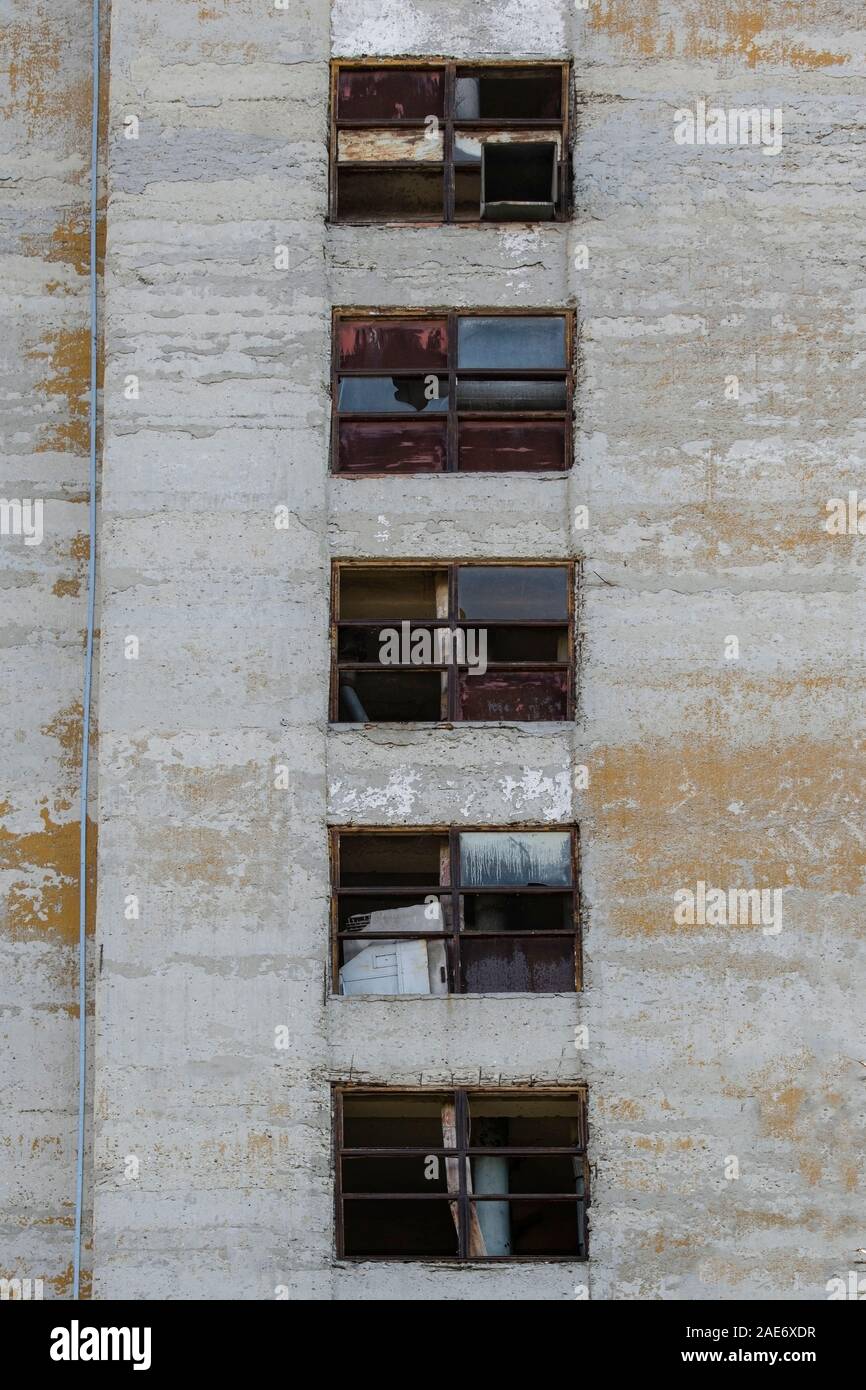 Ancienne usine abandonnée avec des fenêtres cassées et survécu à l'extérieur d'un bâtiment industriel. Les lignes directrices du concept de composition ruiné le passé et le futur. Banque D'Images