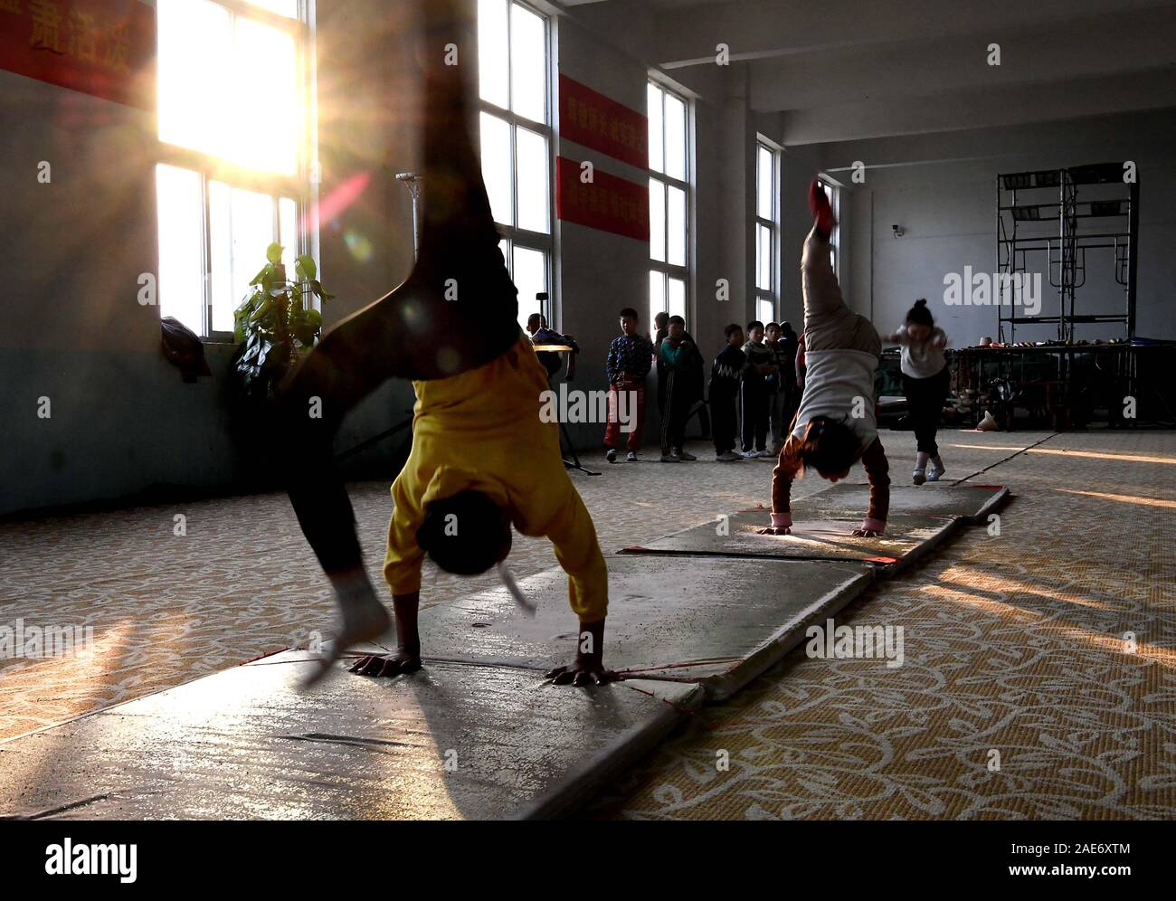 Xincai, province de Henan en Chine. 5 déc, 2019. Les étudiants mettent en pratique les compétences de base dans une école de formation professionnelle pour l'art sur la glace dans le comté de Xincai, province du Henan en Chine centrale, 5 décembre 2019. Un total de 69 étudiants, le vieillissement de 4 à 19, ici passent la plupart du temps chaque jour pratiquer les compétences de base et qui reçoivent un entraînement sur glace. Leurs efforts ont porté leurs fruits avec des spectacles sur glace organisé et reçu de nombreuses fois à la maison et à l'étranger. Un crédit : Li/Xinhua/Alamy Live News Banque D'Images