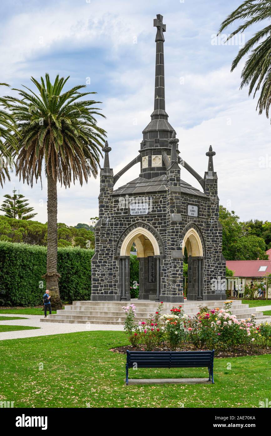 La péninsule War Memorial (1923) à Akaroa, sur l'île Sud de la Nouvelle-Zélande. Banque D'Images