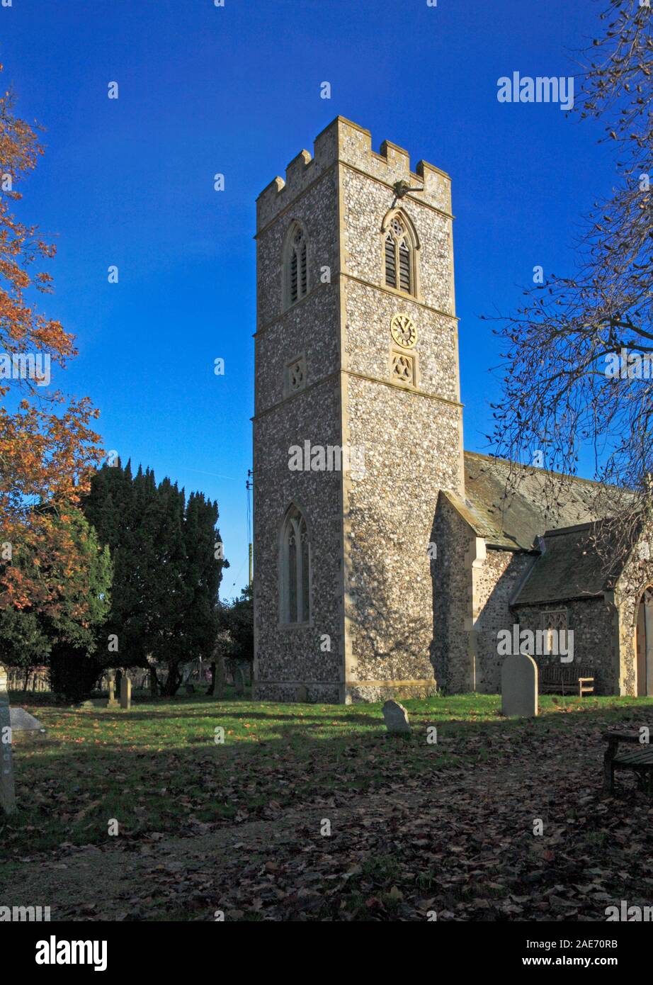 Vue du clocher de l'église mémorial avec réveil à la paroisse d'hommes tombés dans la Grande Guerre 1914-1918 à Kirby Bedon, Norfolk, Angleterre, Royaume-Uni, Europe. Banque D'Images
