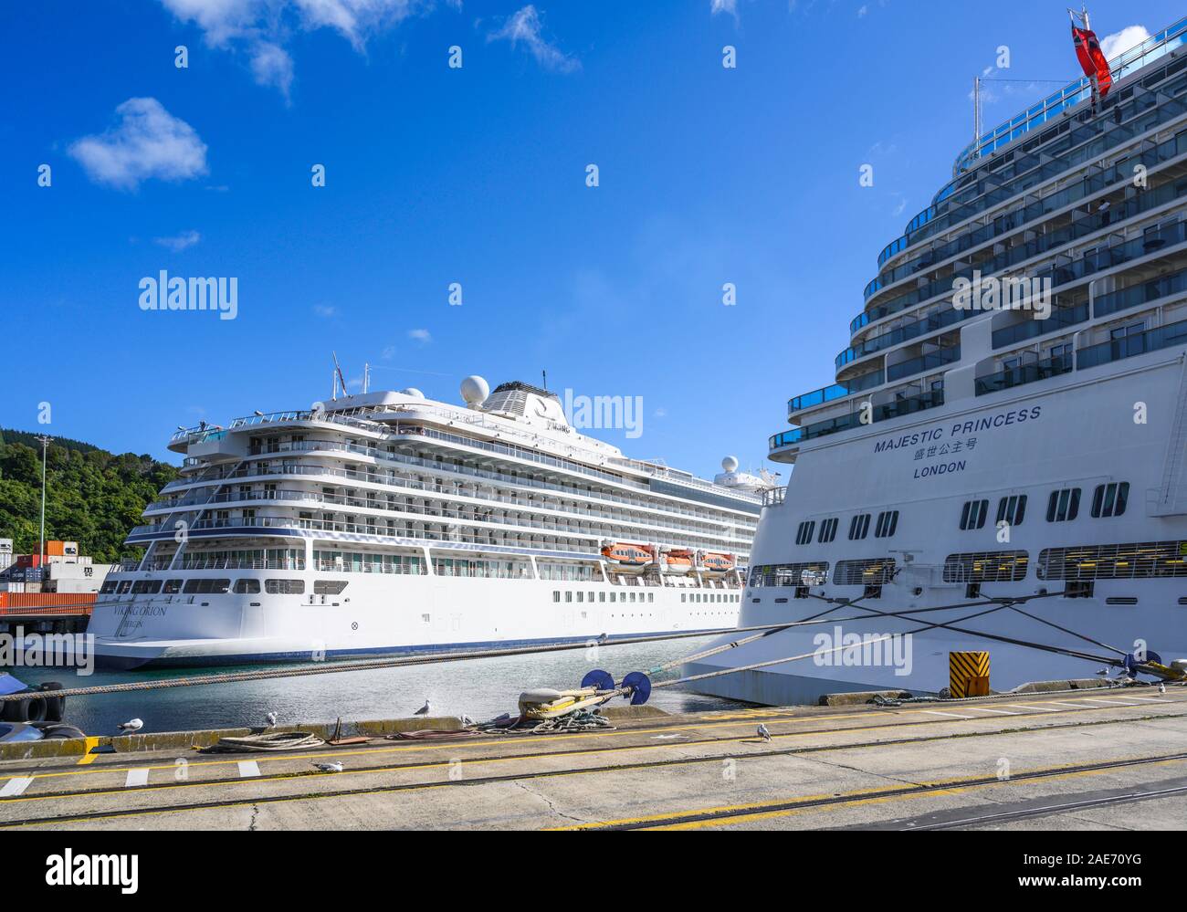 Croisières Viking Viking navire Orion (2018) et Princess Cruises Princess majestueux navire (2017), accosté au port Chalmers, la Nouvelle-Zélande. Banque D'Images