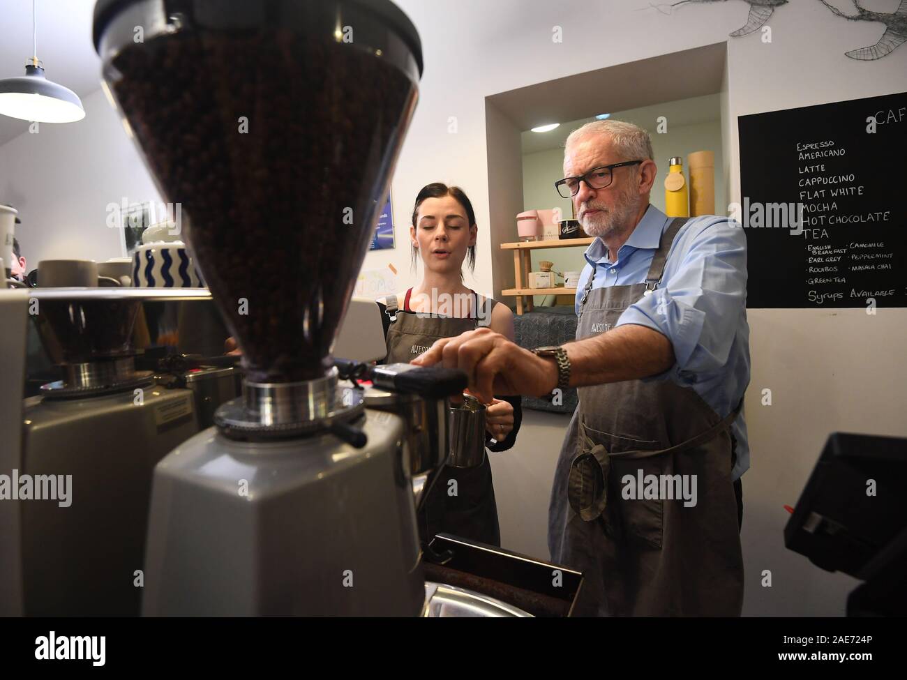 Jeremy Corbyn leader du parti dans un coffee shop à Barry pour marquer les petites entreprises samedi, tandis que sur la campagne électorale générale trail au pays de Galles. PA Photo. Photo date : Samedi 7 décembre 2019. Voir l'histoire des élections. LA POLITIQUE PA Crédit photo doit se lire : Victoria Jones/PA Wire Banque D'Images