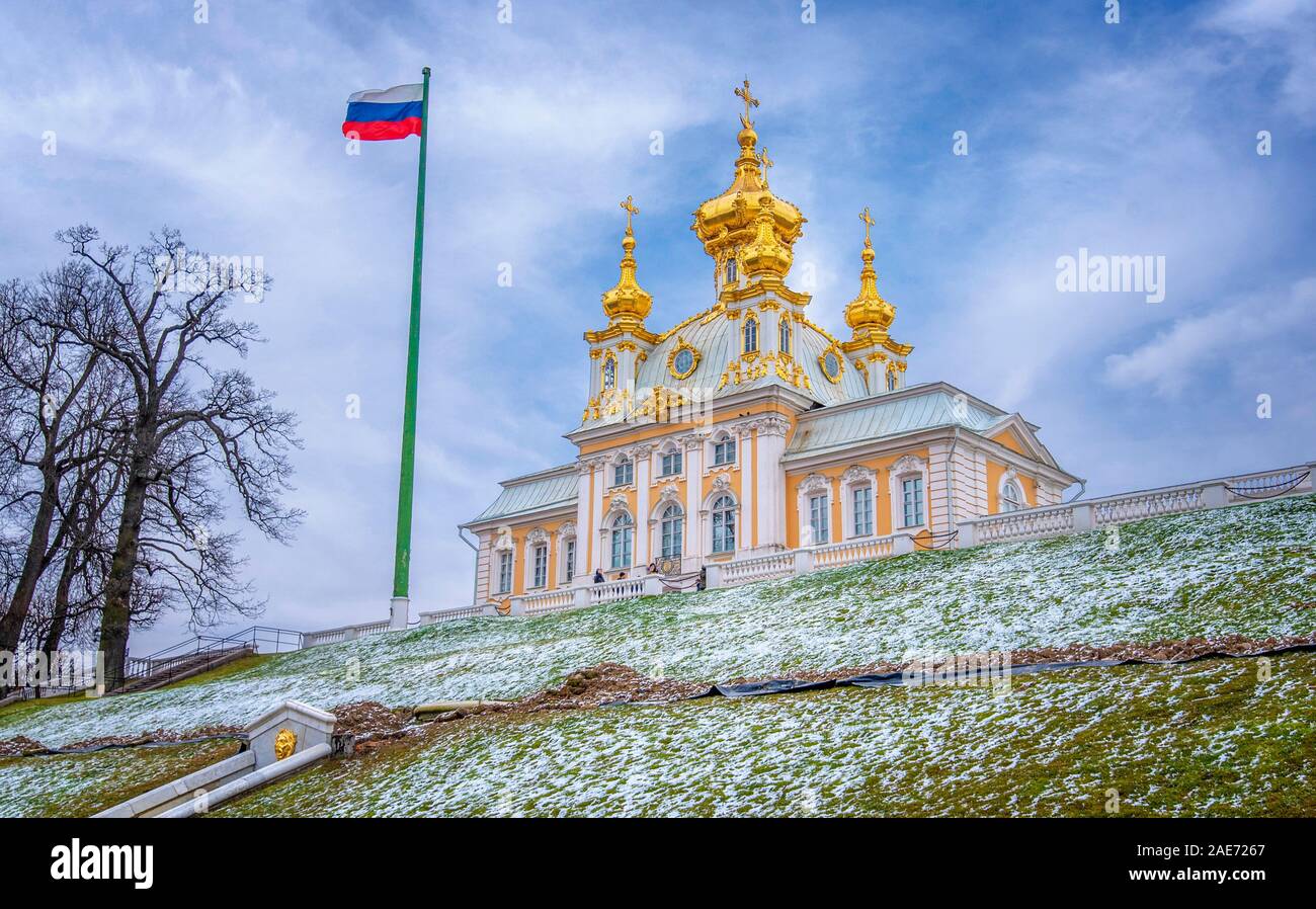 Peterhof, Saint-Pétersbourg, Russie . Vue du palais Peterhof, commandé par Pierre le Grand. L'église (Tserkovnyy Korpus) et le drapeau russe. Banque D'Images
