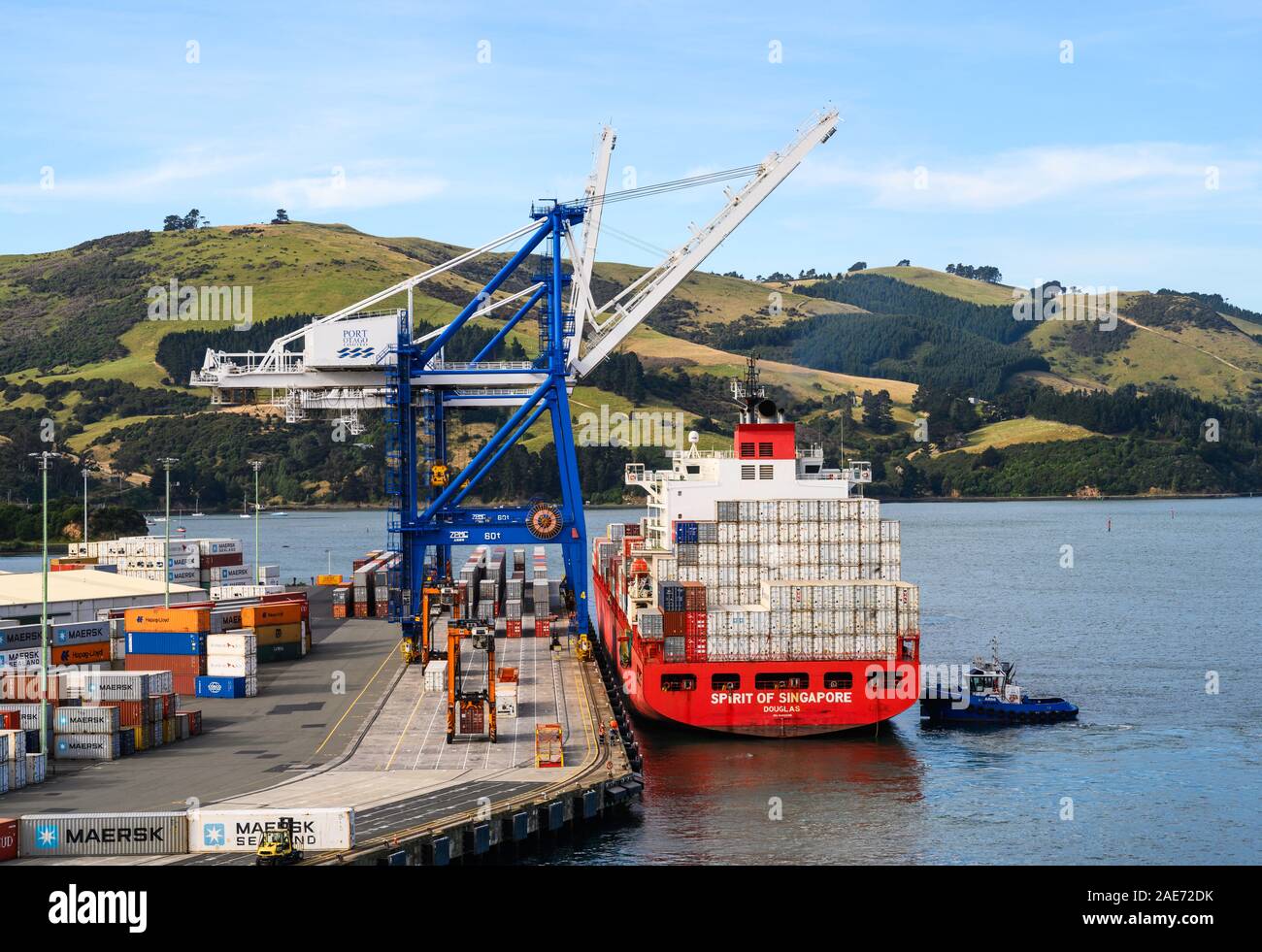 Porte-conteneurs, Esprit de Singapour, accosté au port à conteneurs Port Chalmers, en Nouvelle-Zélande. Banque D'Images