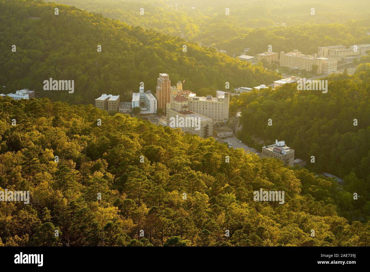 HOT SPRINGS, Arkansas, USA - 24 juillet 2019 - Centre-ville de Hot Springs, vu de la tour de la montagne de Hot Springs National Park. Banque D'Images