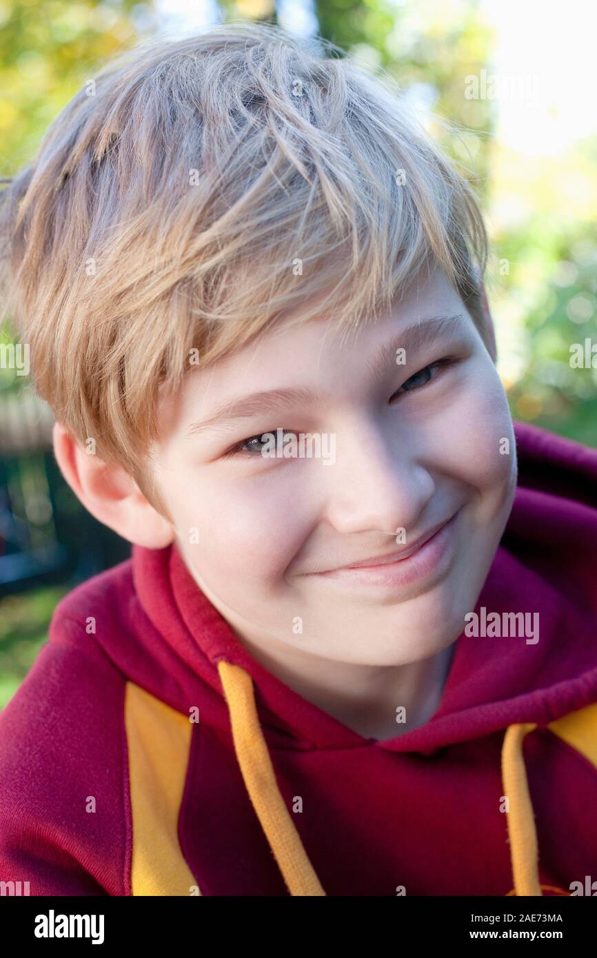 Portrait d'un garçon aux cheveux blonds en plein air Banque D'Images