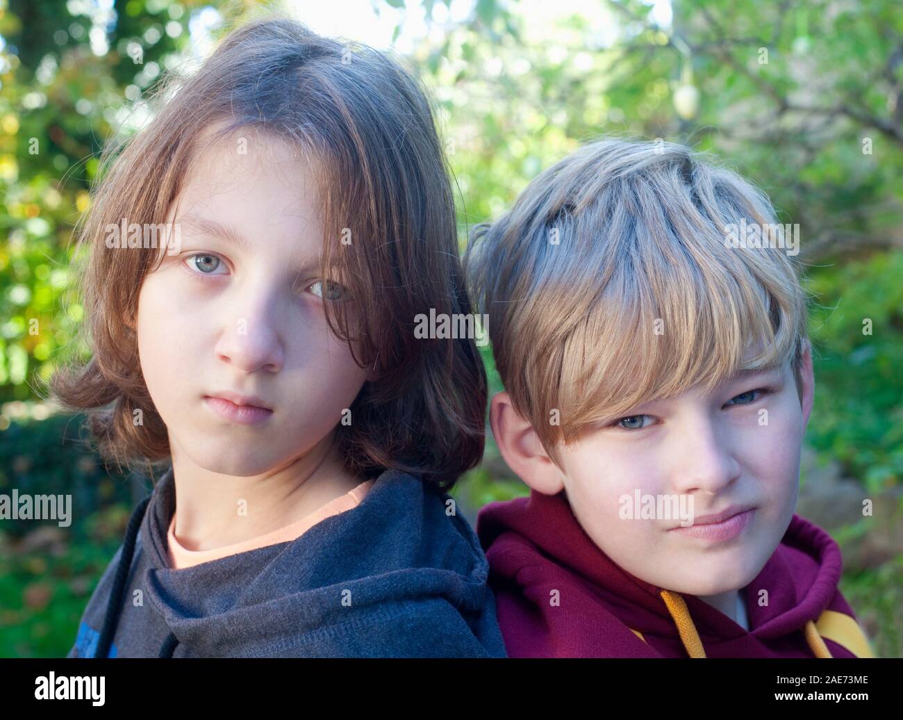 Portrait de deux garçons à la recherche dans le jardin. Banque D'Images