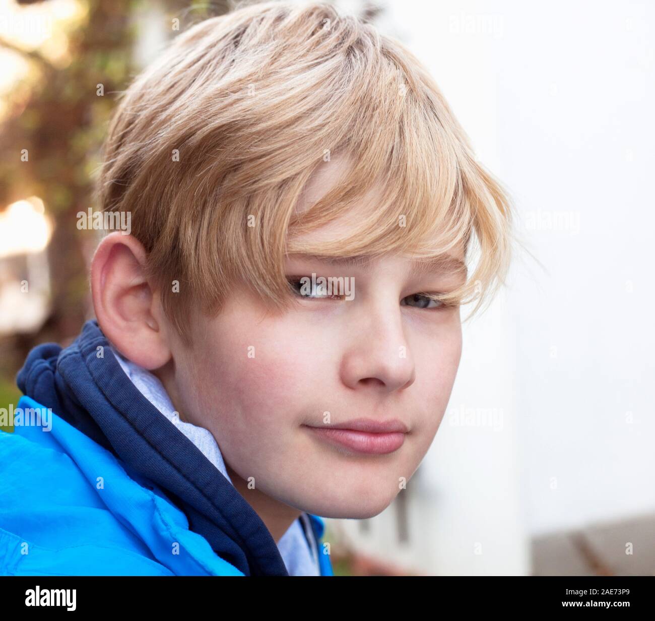 Portrait d'un garçon aux cheveux blonds en plein air Banque D'Images